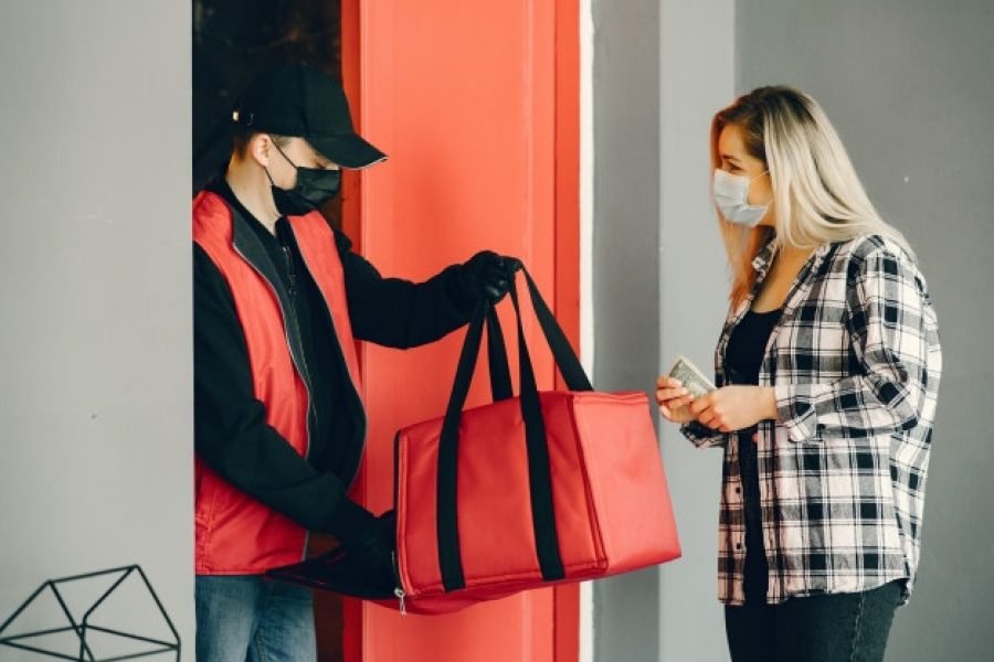 delivery-man-medic-mask-with-woman_1157-35645
